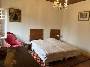 Postel nebo postele na pokoji v ubytování maison de campagne avec grand lac et park arboré