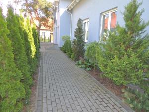 Vonkajšia záhrada v ubytovaní Apartamenty Villa Fiori - Wyspa Sobieszewska