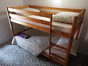 een paar stapelbedden in een kamer bij La Roselière in Mérindol