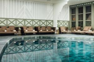 Бассейн в Hôtel Barrière Le Normandy или поблизости