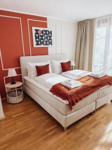 慕尼黑Lumen Homes - Altstadt-Residenz, direkt im Zentrum, geräumiges Apartment mit 5 Zimmern, Küche的卧室配有一张白色大床和红色的墙壁