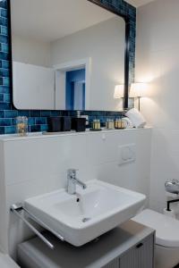 慕尼黑Lumen Homes - Altstadt-Residenz, direkt im Zentrum, geräumiges Apartment mit 5 Zimmern, Küche的浴室里有洗手池和镜子