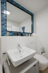 慕尼黑Lumen Homes - Altstadt-Residenz, direkt im Zentrum, geräumiges Apartment mit 5 Zimmern, Küche的带白色水槽和镜子的浴室