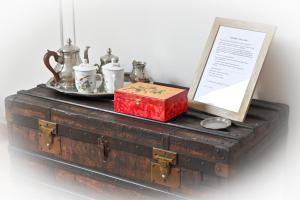 an old trunk with a picture on top of it at Les Albrans in Merlimont