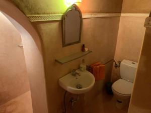 Kasbah Hotel Ait Omar的一间浴室