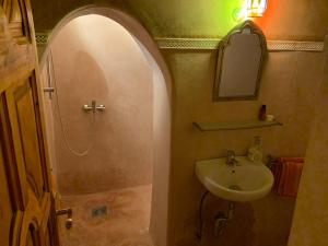 Kasbah Hotel Ait Omar的一间浴室