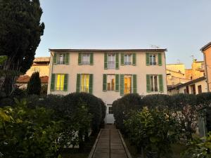 Un jardín fuera de Old town-Exceptional Apartment-in absolute calm