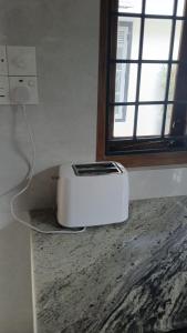 ジャフナにあるLanka Global Propertiesの窓際のカウンターに座るトースター +46枚の写真