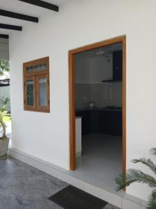 ジャフナにあるLanka Global Propertiesの白い壁の窓付きの部屋