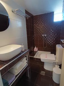 Bilik mandi di Inna Suite luxury apartment in the center +27 gambar