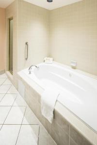 Ένα μπάνιο στο Campbell Inn Hotel