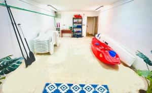 Detský klub v ubytovaní Luxury Seaside Villa with a classic Mediterranean Olive Garden, a fully equipped Professional Kitchen, Pool, Sauna, Padle Boards and Canoe - Miolin Beach House