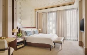 Een bed of bedden in een kamer bij Mandarin Oriental, Doha
