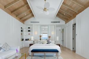 Ліжко або ліжка в номері Bandos Maldives - One Way Transfer FREE for stays from 1st May till 30th Sept 2025 for Bookings from 16 Apr 2025