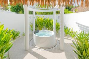 Сад в Bandos Maldives - One Way Transfer FREE for stays from 1st May till 30th Sept 2025 for Bookings from 16 Apr 2025