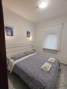 una camera da letto con un letto con un piumone blu e bianco di Morfeo B&B a Taormina