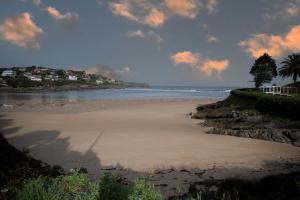 a view of a beach with the ocean and houses at Apartamento AJO 2 habitaciones piscina y tenis in Ajo