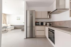 Η κουζίνα ή μικρή κουζίνα στο Penthouse with Jacuzzi, Ocean and Pool Views