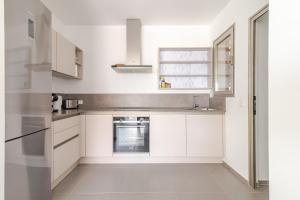 Η κουζίνα ή μικρή κουζίνα στο Penthouse with Jacuzzi, Ocean and Pool Views +31 φωτογραφίες