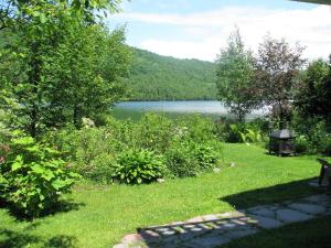 a garden with a view of a lake at Chalets Laurentides Mont-Tremblant in Mont-Tremblant