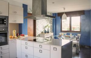 Kuchyň nebo kuchyňský kout v ubytování Stunning Home In Porto Do Son With Wifi + 33 fotografií