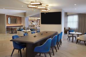 TV a/nebo společenská místnost v ubytování Kingston Marriott Hotel