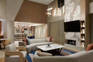 TV a/nebo společenská místnost v ubytování Kingston Marriott Hotel