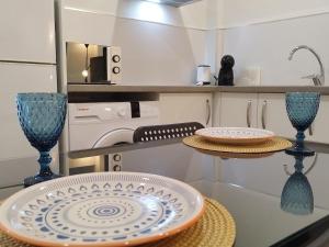 a kitchen with two plates on a glass table at Apto Estudio I Santa Clara Centro in Antequera +1 photo