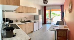 Kuchyň nebo kuchyňský kout v ubytování Residence Les Lataniers