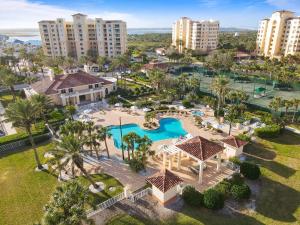 Una vista aérea de un complejo turístico con piscina. en Minorca The Inlet 1007, en New Smyrna Beach