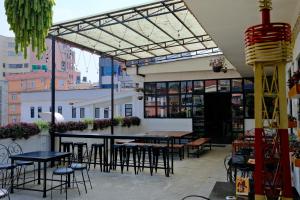 Yakety Yak Hostel tesisinde bir restoran veya yemek mekanı