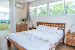 チャングーにある5BR Private Pool Villa - 1 min Beach - Daily Staff, Private Pool, Gym & Gamesのベッドルーム1室(クロスベッド1台付) +49枚の写真