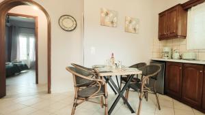 Un comedor con una mesa y sillas en una cocina. en Condesa Apartments, en Sidari