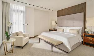 Een bed of bedden in een kamer bij Mandarin Oriental, Doha