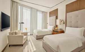Een bed of bedden in een kamer bij Mandarin Oriental, Doha