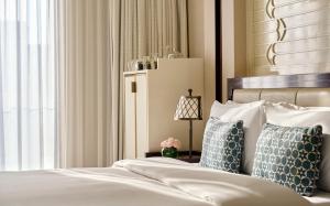 Een bed of bedden in een kamer bij Mandarin Oriental, Doha