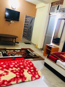 un soggiorno con una stanza con una porta e una stanza con un tappeto rosso di Mahima Guest House a Bodh Gaya