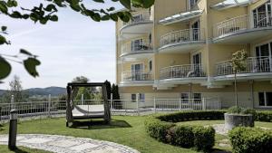 Ein Garten an der Unterkunft Hotel Almesberger