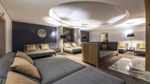ein Wohnzimmer mit einem Sofa und Stühlen in einem Zimmer in der Unterkunft Hotel Almesberger in Aigen im Mühlkreis
