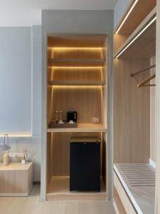 een inloopkast met een zwarte koelkast erin bij Chinatown Heritage, Chinatown Main road in Samphanthawong