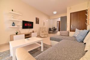 普雷韦扎Sweet Puzzle的客厅里有一张沙发和一张桌子。