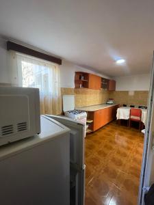 a kitchen with a microwave on top of a counter at La Perla in Moieciu de Sus +11 photos