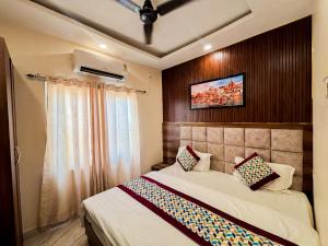 Postel nebo postele na pokoji v ubytování HOTEL VIA GANGA INN ! గంగా ఇన్ ద్వారా హోటల్ VARANASI! FULLY AIR-CONDITIONED HOTEL AT PRIME LOCATION WITH ROOFTOP GANGES VIEW! 2 Min walking distance from ASSI GHAT ,NEAR KASHI VISHWANATH TEMPLE