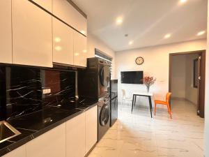 Η κουζίνα ή μικρή κουζίνα στο Phương house
