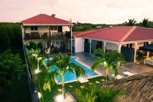 an aerial view of a house with a swimming pool at Villa O'Mangos frangipanier in Saint-François