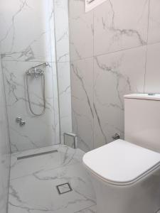 Koupelna v ubytování Vetti Rooms