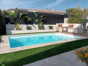 Basen w obiekcie Jolie villa Lalou Côte d'Azur trois chambres lub w pobliżu