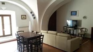 salon z kanapą i stołem w obiekcie Residenza Le Volte Degli Angeli w mieście Spello