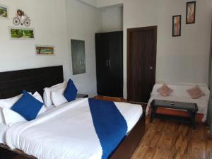 Postel nebo postele na pokoji v ubytování Vrindavan Dreams Hotel and Suites
