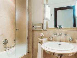 Ένα μπάνιο στο Le Diwan Hotel Rabat - MGallery Collection